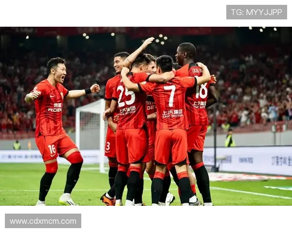 中国足球迎战强敌，年轻球员表现抢眼，未来可期